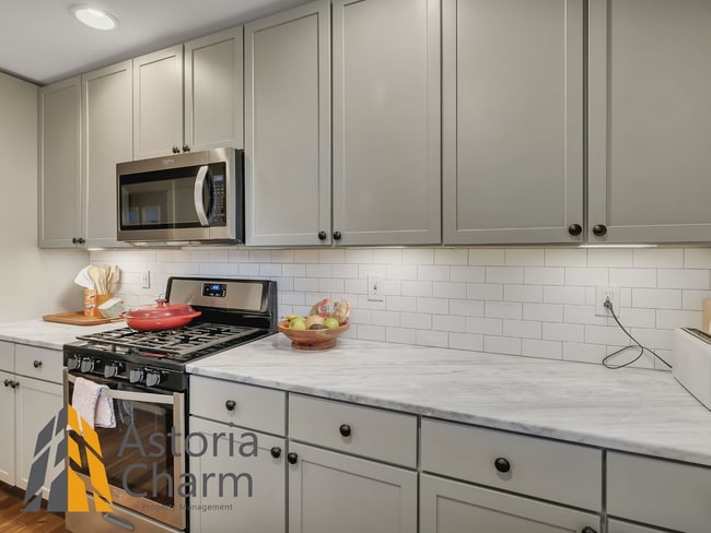 Building Photo - Classic Brick Rowhome with Rooftop Views