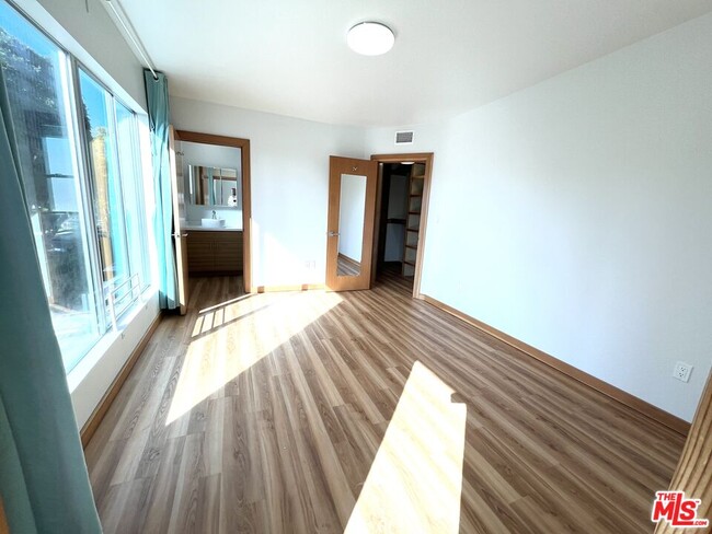 Building Photo - 503 N San Vicente Blvd