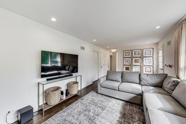 Building Photo - 511 S Dwyer Ave