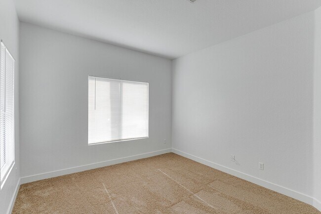 Building Photo - Exceptional 2 Bedroom in Desirable Location & Stunning Amenities