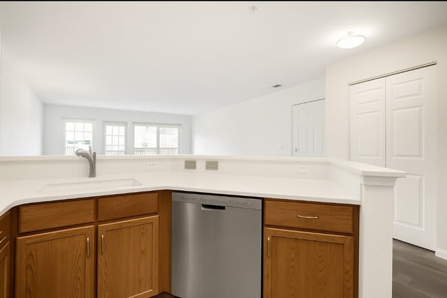 Building Photo - 1575 Oakfield Dr