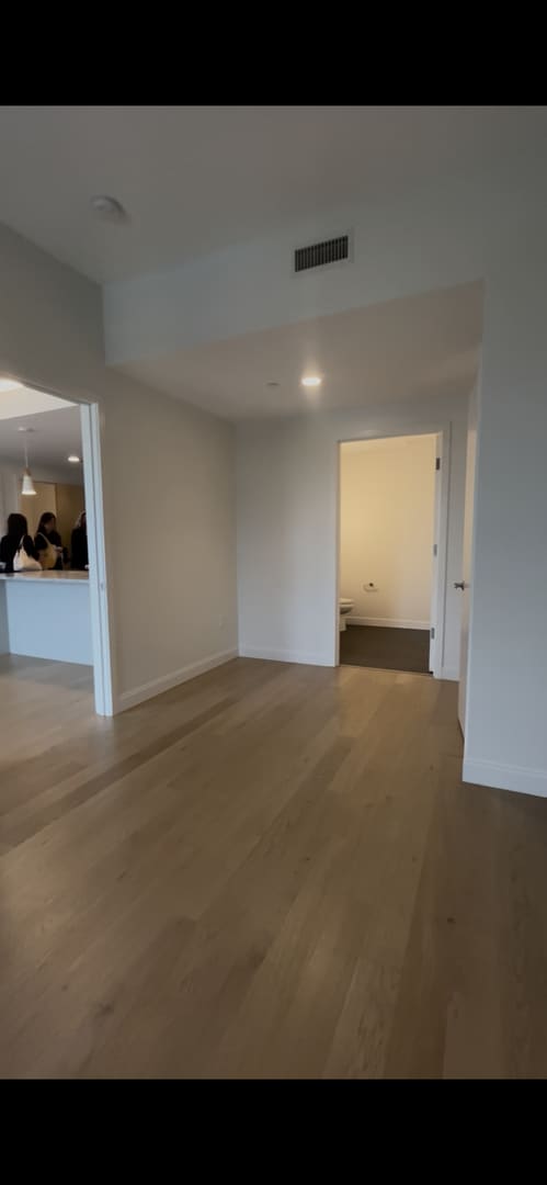 Building Photo - 2 Bed 2 Bath - July Move-In