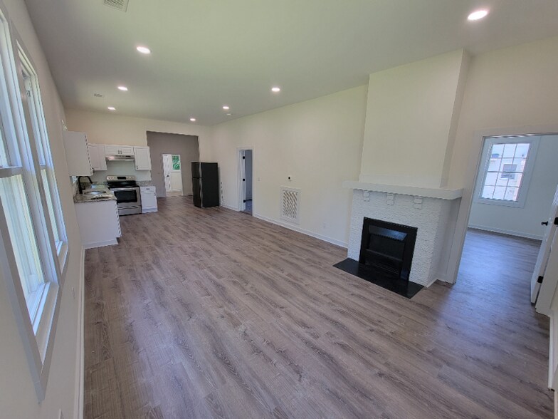 Building Photo - 306 E Florida St