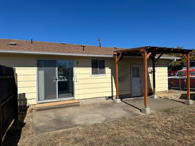 Building Photo - 2 bedroom 1 bath duplex in Springfield!