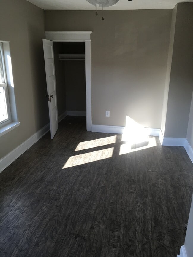 Building Photo - 4bdrm 1ba House for Rent $975 Central Heat & Air