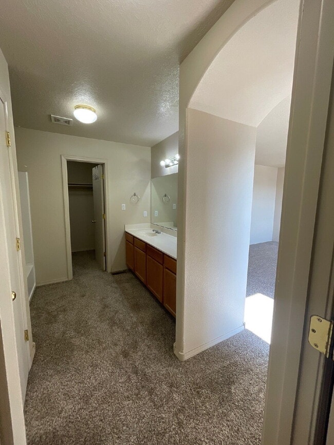 Building Photo - Two story 3 bedroom!