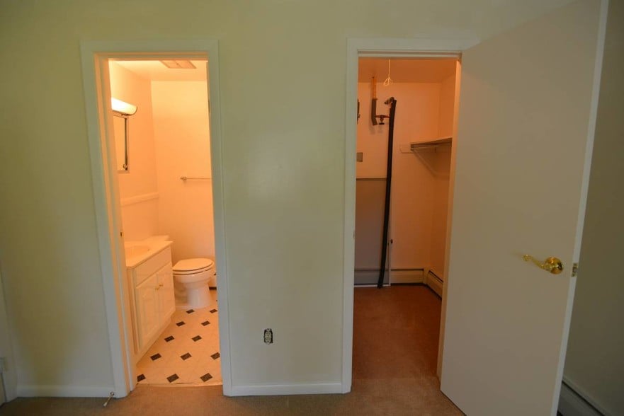 Bath and closet in Master Bedroom - 426 Winthrop Dr