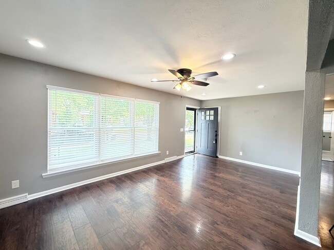 Building Photo - 667 Parkwood Dr