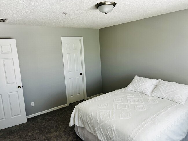 Building Photo - 2060 Cypress Bay Blvd