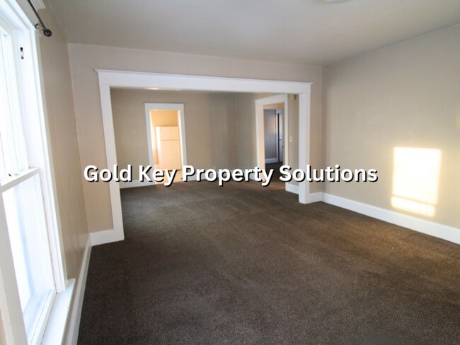 Building Photo - 2 BR 1 BA House with Dining Room and Basement SECTION 8 APPROVED