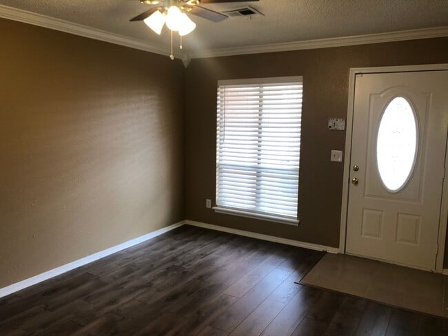 Building Photo - 3 bedrooms, 2 baths with a 2 car garage for rent near NE 10th between Midwest Blvd and Douglas Bl...
