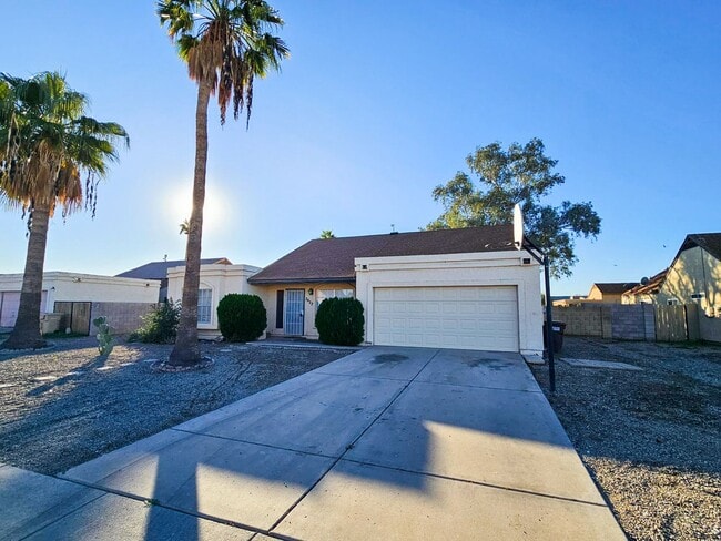 Building Photo - Updated Peoria Home with Modern Finishes