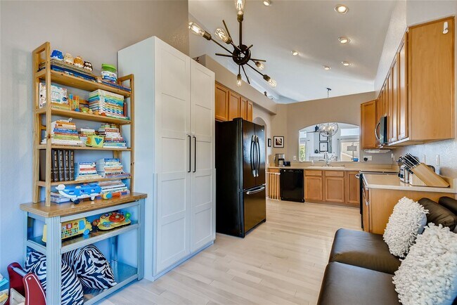 Building Photo - Beautiful 5 Bed 3.5 Bath Home In An Amazin...