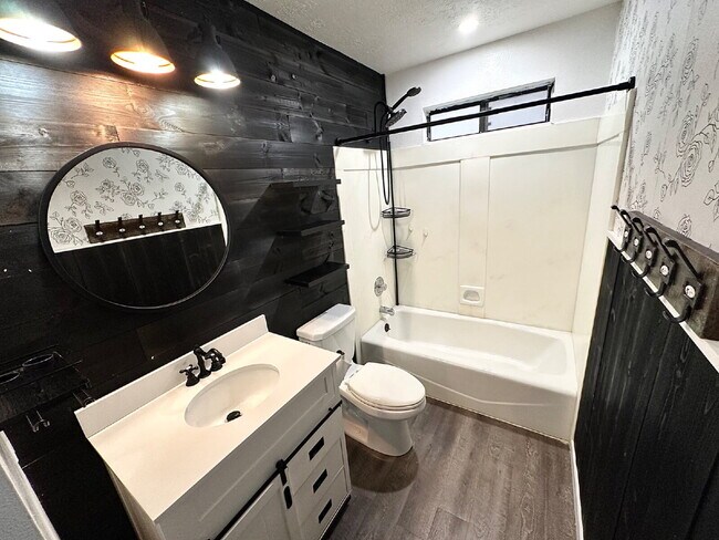 Building Photo - "Charming 2-Bed, 2-Bath Townhouse with Cozy Fireplace in Prime St. George Location!"