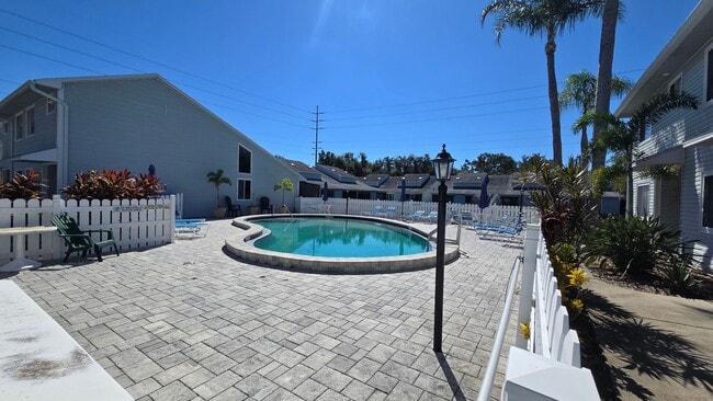 Building Photo - 2 Bed 2 Bath townhome with a Den/ Office s...