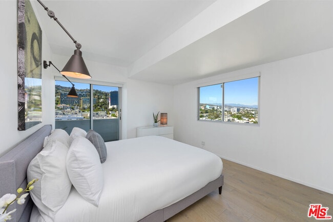 Building Photo - 838 N Doheny Dr