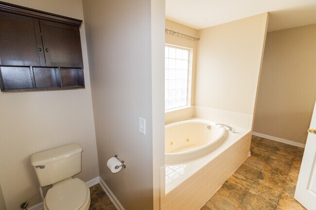 Building Photo - 1802 N Leah Ln