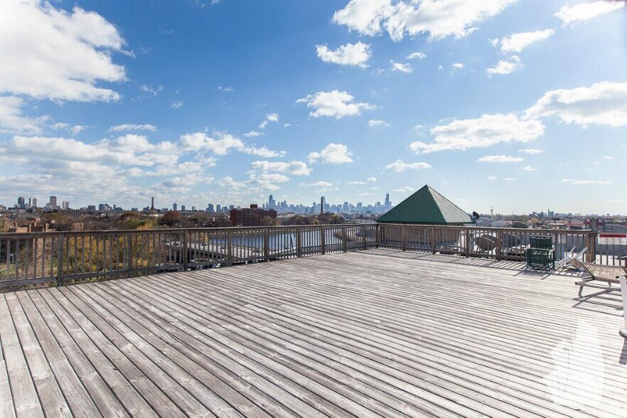 Building Photo - 2222 W Diversey Ave