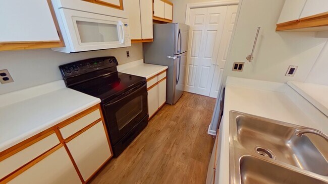 Building Photo - 300 Waterdown Dr