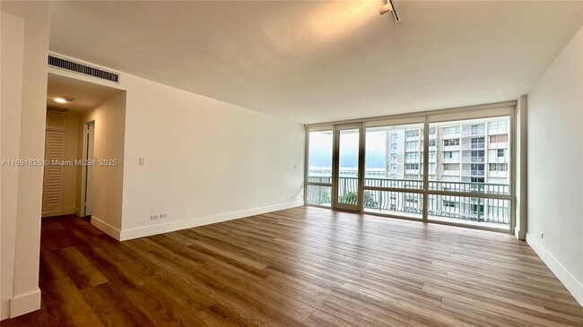 Building Photo - 1408 Brickell Bay Dr