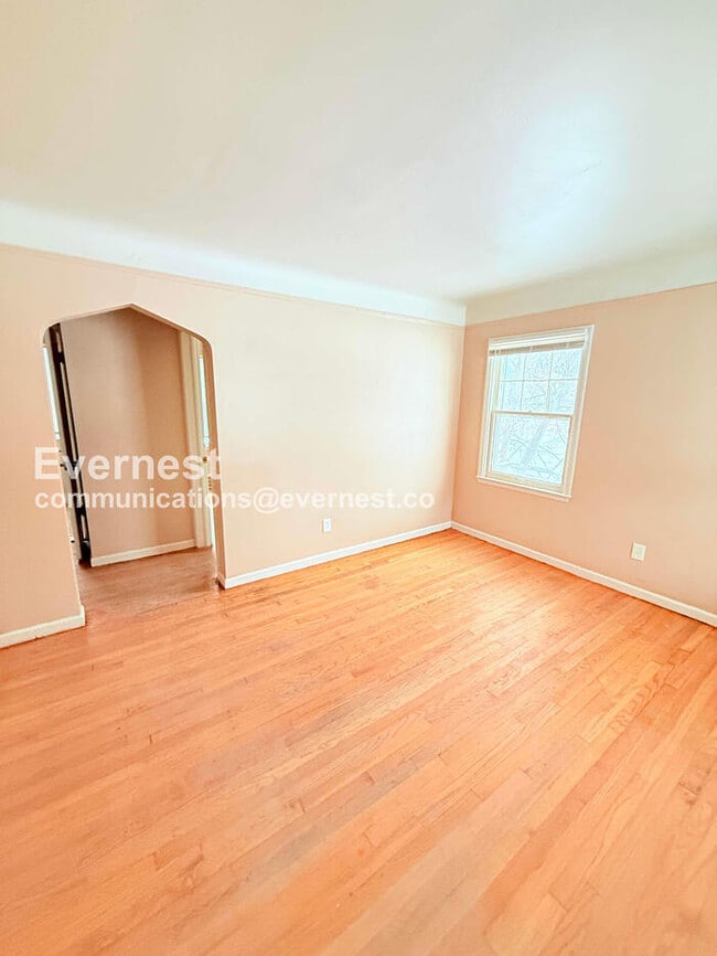 Building Photo - 8431 Rosemont Ave