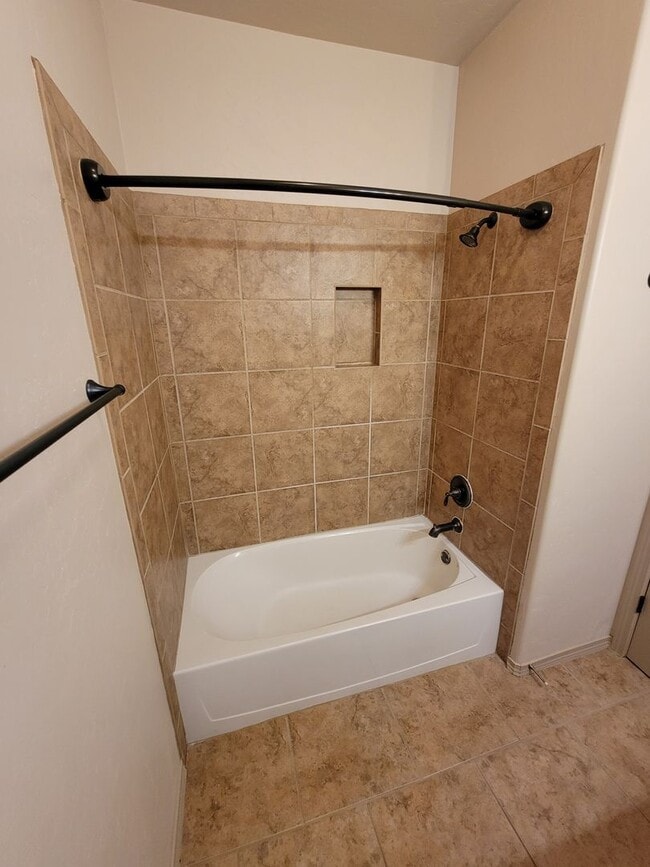 Building Photo - 3 Bedroom, 2 Bathroom Home!