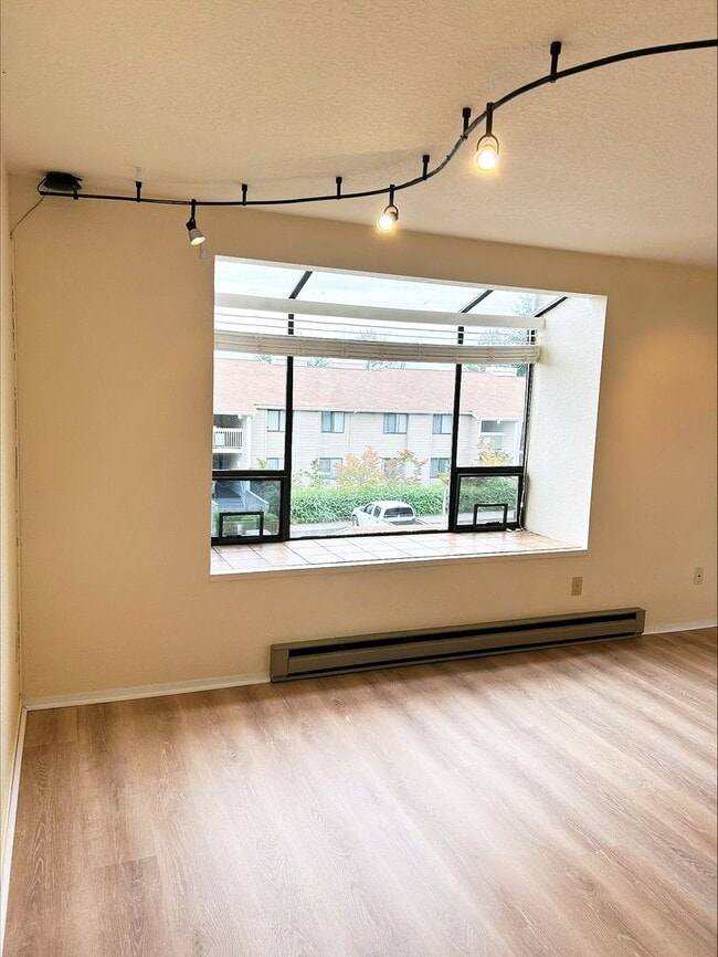 Building Photo - 2 Bedroom 1.5 Bath Condo Renton - 1 Carpor...