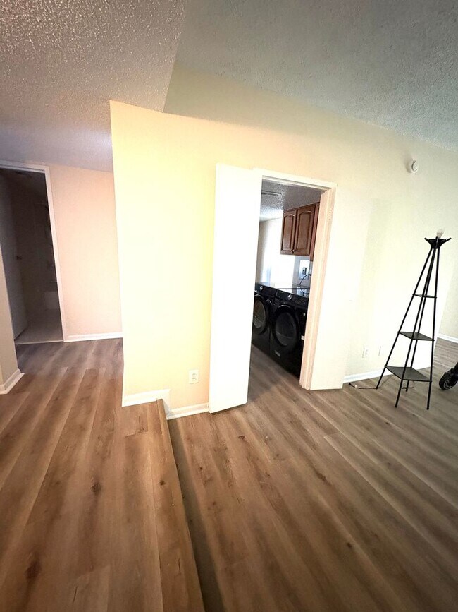 Building Photo - Bright And Cozy 2 Bed 1 Bath Condo With Pa...