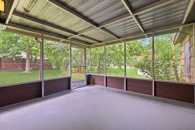 Building Photo - 8406 Highcrest Dr