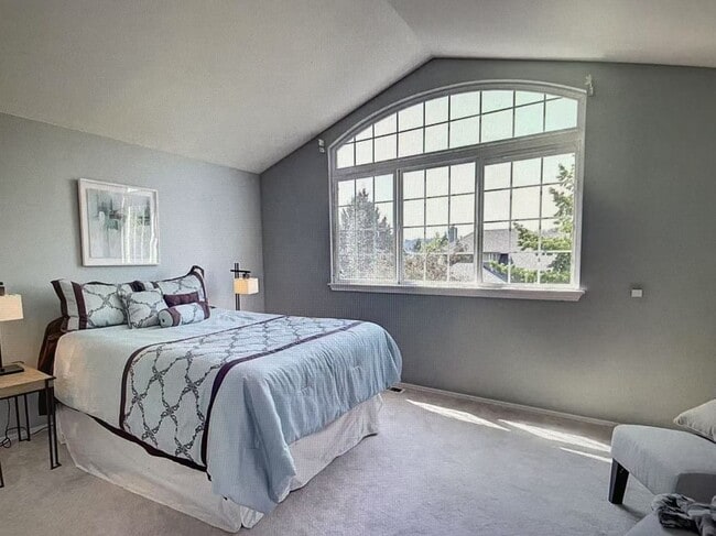 Building Photo - Beautiful 4-bed, 3-bath + 1 office house i...