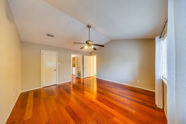 Building Photo - 1018 Memorial Village Dr