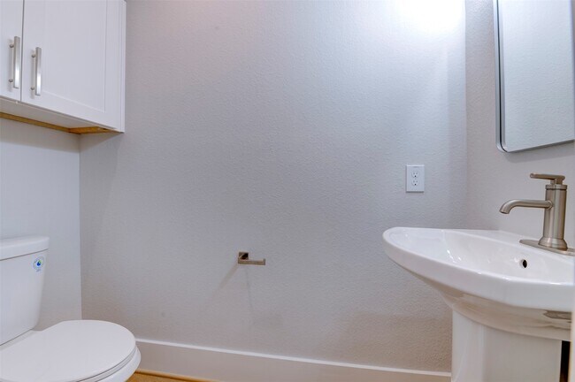 Building Photo - 5138 Rosslyn Rd