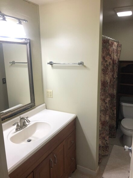 Building Photo - 514 Laurel Ave