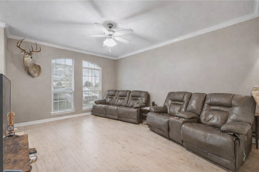 Building Photo - August 2026 Pre-Lease 4 bed Lakeridge - NO CARPET!