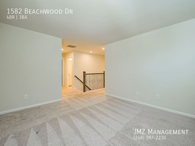 Building Photo - 1582 Beachwood Dr
