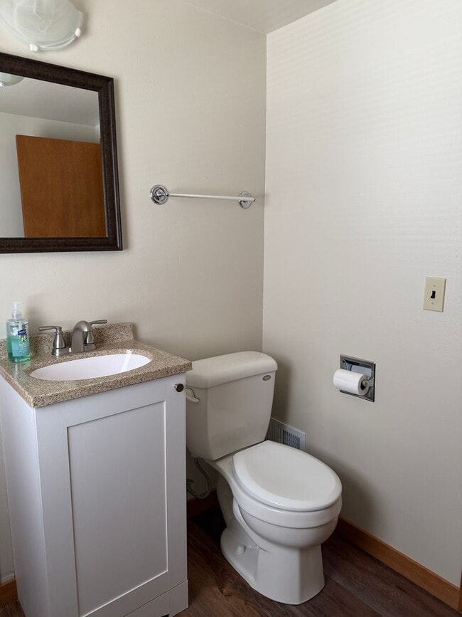 Building Photo - 3 Bed, 2 Bath Home with Garage