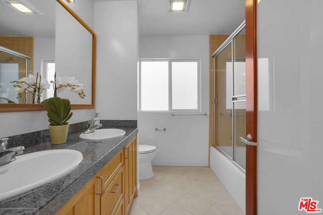 Building Photo - 120 Fleet St