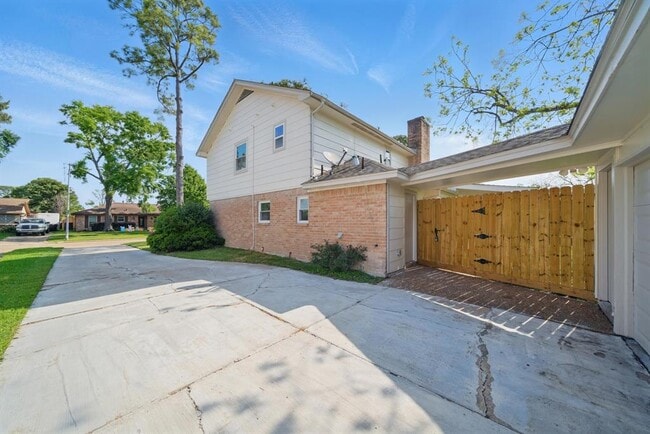 Building Photo - 9711 Derrik Dr