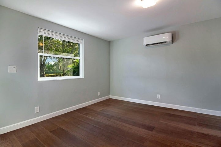 Building Photo - 959 SW 18th St