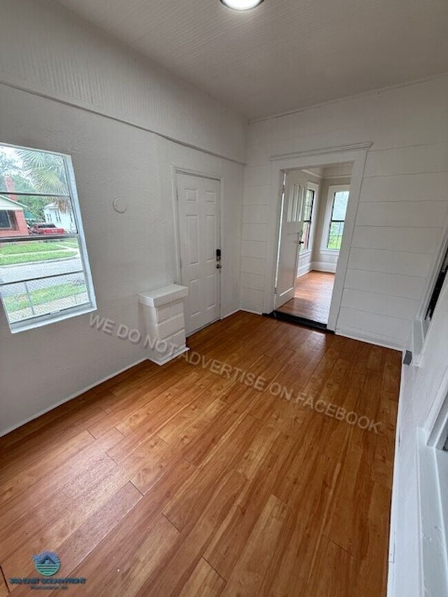Building Photo - Gorgeous 2 story, 3 bedroom / 2bathroom ho...