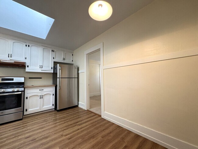 Building Photo - Charming 2-Bedroom Home with Spacious Back...