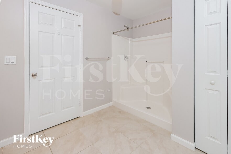 Building Photo - 820 SW Thrift Ave