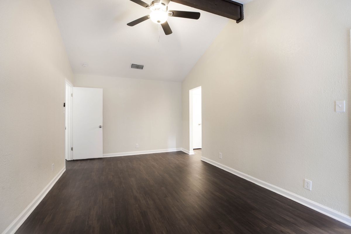 Building Photo - 7506 Lincoln Village Dr