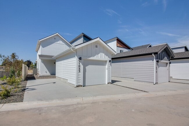 Building Photo - 2 Bedroom Cottage Now Available!