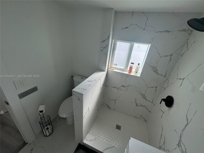 Building Photo - 1904 SW 28th St