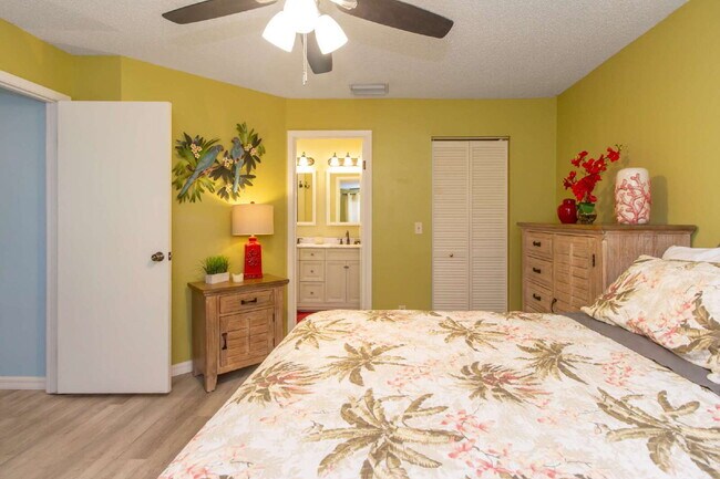 Building Photo - This tasteful decorated home features 3 be...
