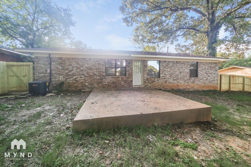 Building Photo - 7260 Northbrook Dr