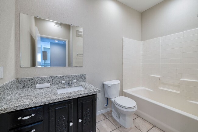 Building Photo - Gated 2 Bedroom 2 Bath Condo on the Second Floor