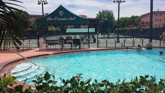 Building Photo - 660 Tennis Club Dr