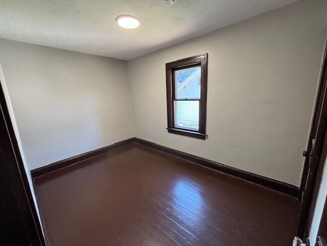 Building Photo - Classic 1928 Goodyear Heights charmer—fireplace, yard & off-street parking